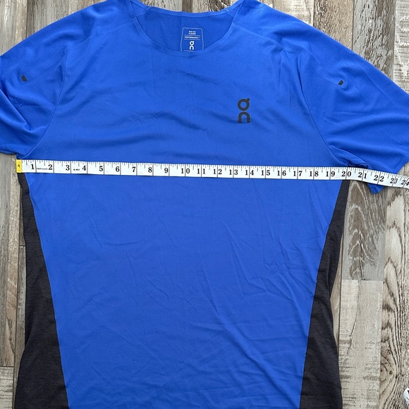On Running Men's Vibrant Blue and Black Tee - Picture 5 of 6